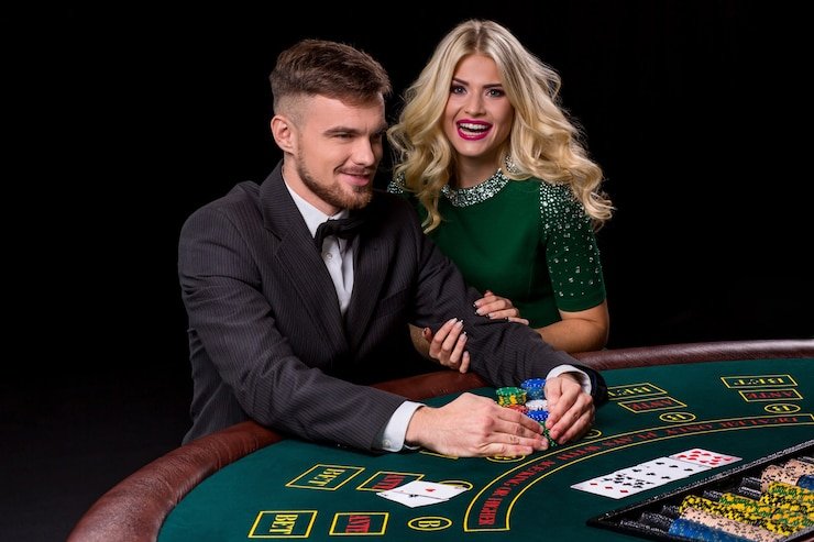 Tangkapan layar permainan live dealer pulaujudi menampilkan dealer langsung di studio multi-kamera